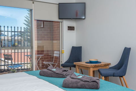 Jurien Bay Motel Apartments - Sydneys Hotel 8