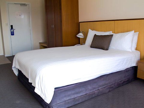 Ocean Beach Hotel - Sydneys Hotel 2