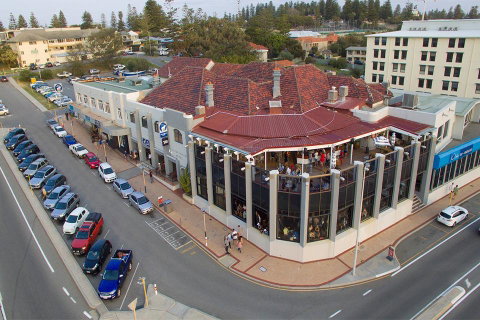 Ocean Beach Hotel - Sydneys Hotel 3