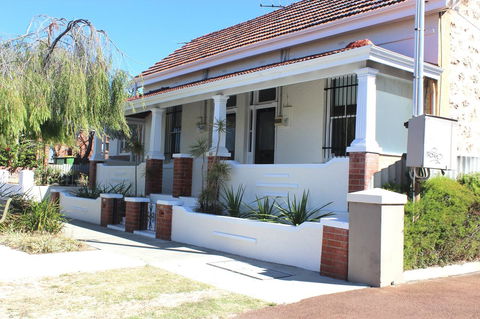 Captain\'s Heritage Cottage - Central Fremantle 2 Bedroom Historic Cottage - Sydneys Hotel 0