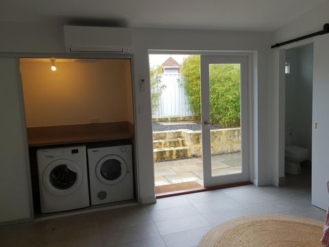 Captain\'s Heritage Cottage - Central Fremantle 2 Bedroom Historic Cottage - Sydneys Hotel 14