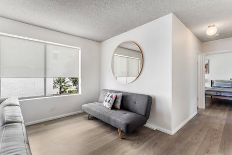 Laman Lodge, Unit 2, 15 Laman Street - Sydneys Hotel 4