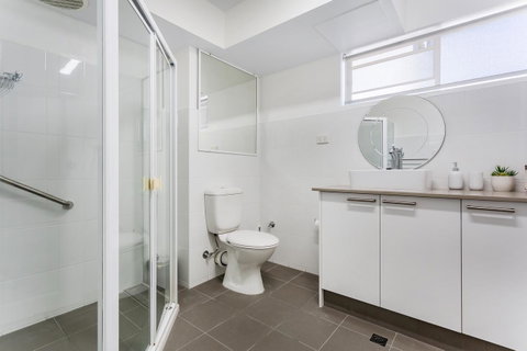 Laman Lodge, Unit 2, 15 Laman Street - Sydneys Hotel 11