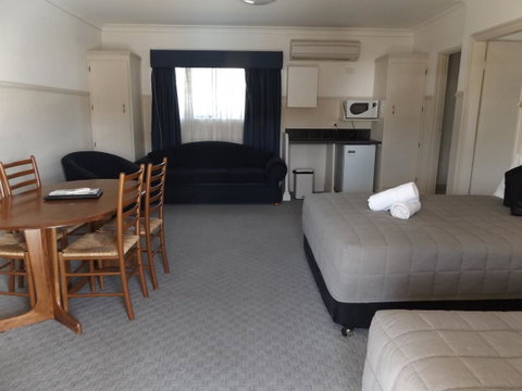 Ben Chifley Motor Inn - Sydneys Hotel 24