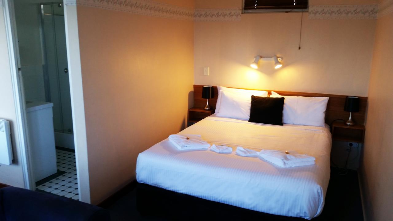Sydneys Hotel