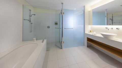 Oaks Cypress Lakes Resort - Sydneys Hotel 7