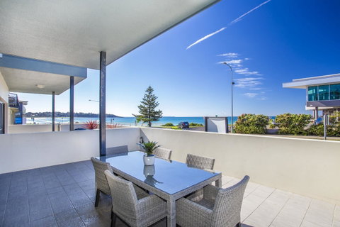 Beachfront 2 - Sydneys Hotel 0