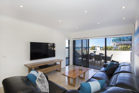 Beachfront 2 - Sydneys Hotel 3