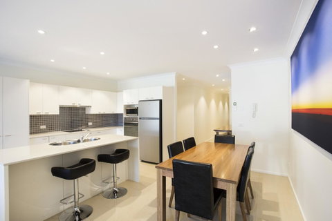 Beachfront 2 - Sydneys Hotel 8