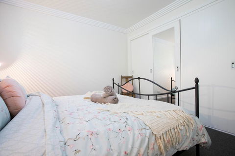 Armidale Cottage - House 2 - Sydneys Hotel 24