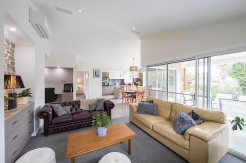 Armidale Cottage - House 2 - Sydneys Hotel 19