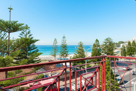 Mad Monkey Hostel Coogee Beach - Sydneys Hotel 7