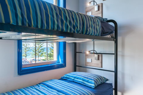 Mad Monkey Hostel Coogee Beach - Sydneys Hotel 3