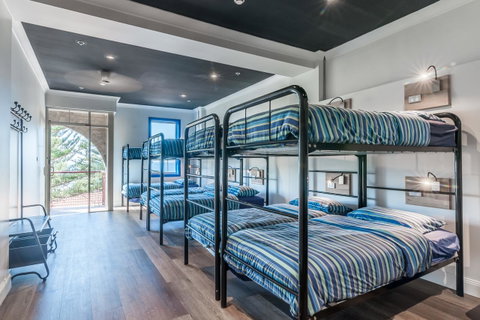 Mad Monkey Hostel Coogee Beach - Sydneys Hotel 12