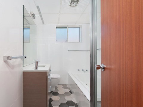 Victoria Parade, Kiah, Unit 10, 53 - Sydneys Hotel 11