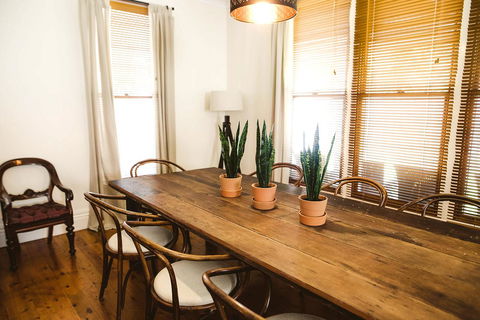 Morpeth Cottage - Sydneys Hotel 24