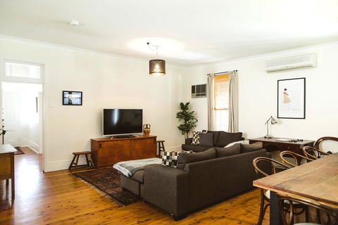 Morpeth Cottage - Sydneys Hotel 2