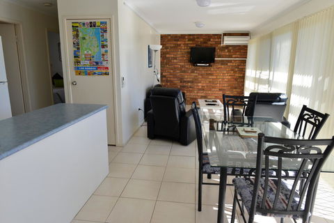 Beach House Holiday Apartments - Sydneys Hotel 8