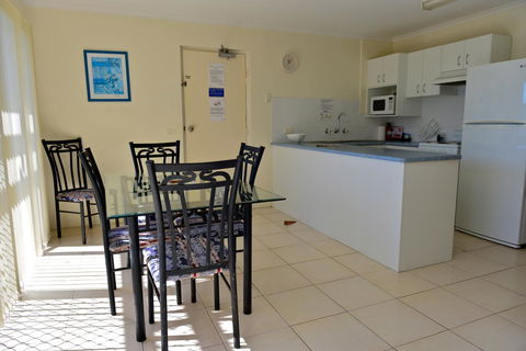 Beach House Holiday Apartments - Sydneys Hotel 11