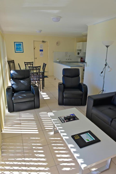 Beach House Holiday Apartments - Sydneys Hotel 7