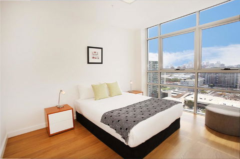 Gadigal Groove - Modern And Bright 3BR Executive Apartment In Zetland With Views - Sydneys Hotel 5