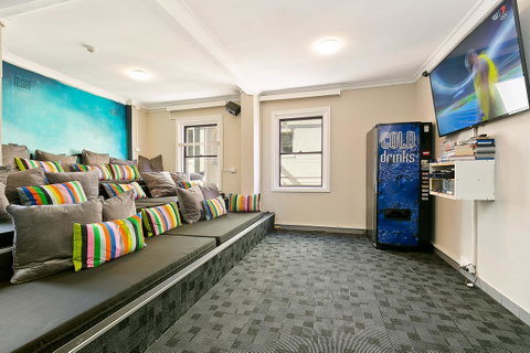 Mad Monkey Downtown - Sydneys Hotel 8