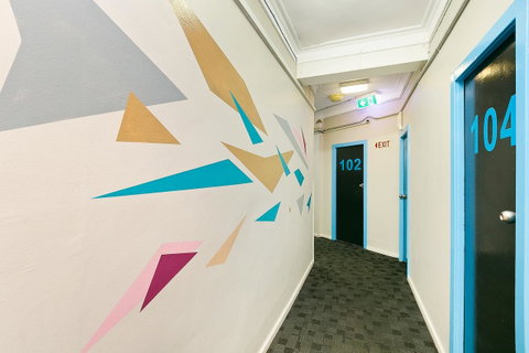 Mad Monkey Downtown - Sydneys Hotel 5