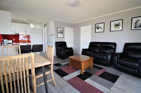 Beachfront 3, 25 Willow Street - Sydneys Hotel 0