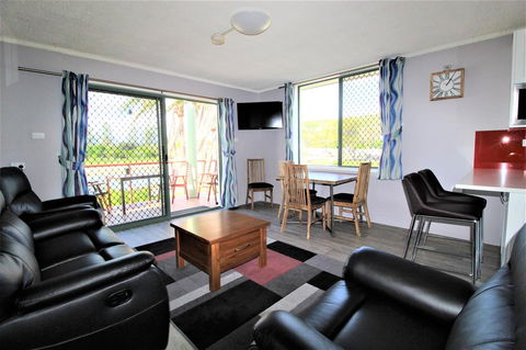 Beachfront 3, 25 Willow Street - Sydneys Hotel 2