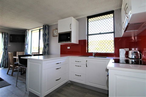 Beachfront 3, 25 Willow Street - Sydneys Hotel 6