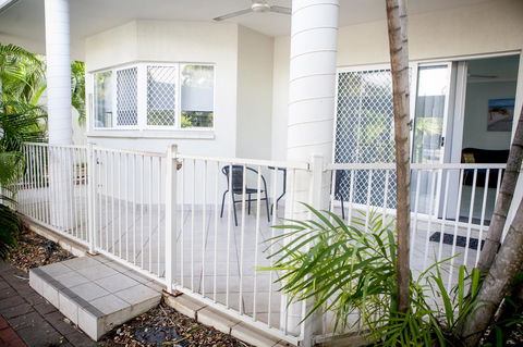 Nightcliff Foreshore Getaway - McKay Gardens - Sydneys Hotel 4