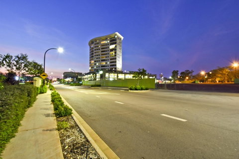 Nomikis\'On The Avenue - Sydneys Hotel 10