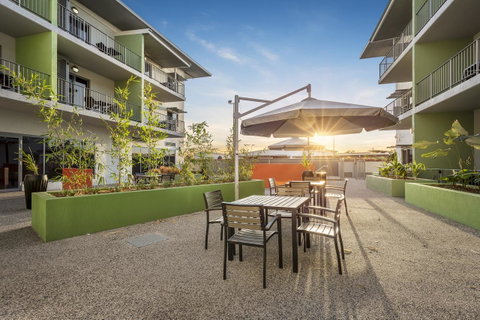 Hudson Berrimah - Sydneys Hotel 0