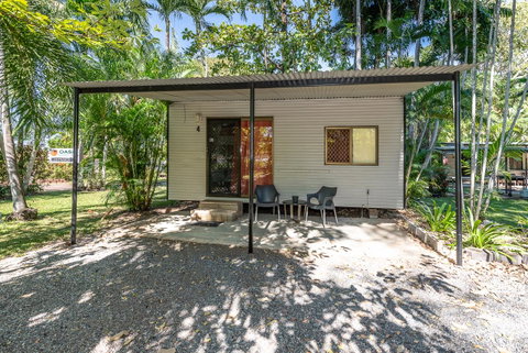 Oasis Tourist Park - Sydneys Hotel 11