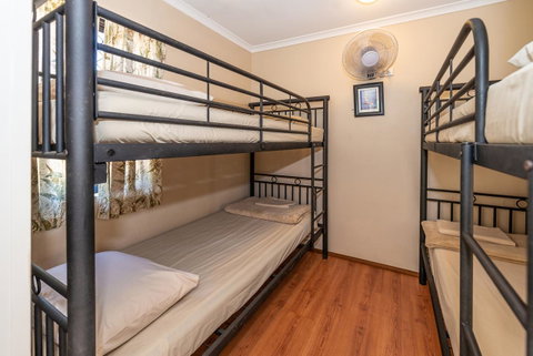 Oasis Tourist Park - Sydneys Hotel 17