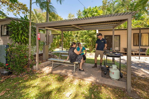 Oasis Tourist Park - Sydneys Hotel 5