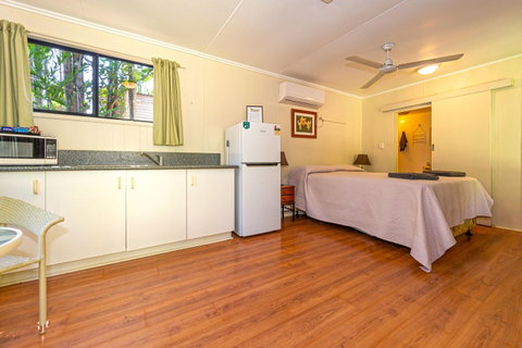 Oasis Tourist Park - Sydneys Hotel 8