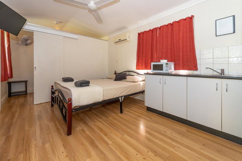 Oasis Tourist Park - Sydneys Hotel 16