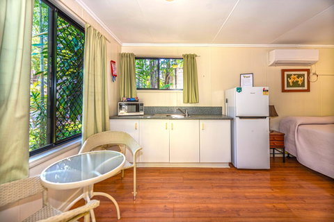 Oasis Tourist Park - Sydneys Hotel 6