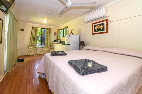 Oasis Tourist Park - Sydneys Hotel 9
