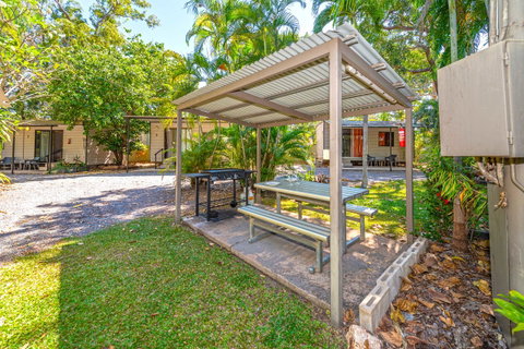 Oasis Tourist Park - Sydneys Hotel 3