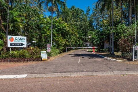 Oasis Tourist Park - Sydneys Hotel 1