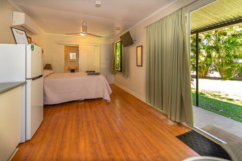 Oasis Tourist Park - Sydneys Hotel 7