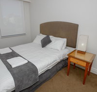 Bond 1603 - Sydneys Hotel