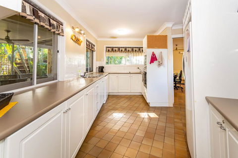 Bribie Beach House, Waterfront Directly Across The Road - Solander Esp, Banksia Beach - Sydneys Hotel 2