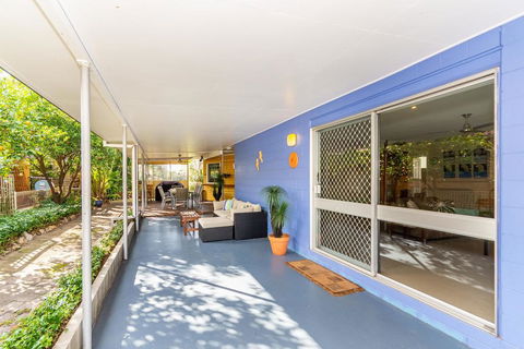 Bribie Beach House, Waterfront Directly Across The Road - Solander Esp, Banksia Beach - Sydneys Hotel 3