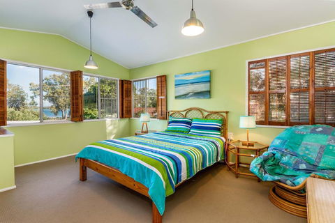Bribie Beach House, Waterfront Directly Across The Road - Solander Esp, Banksia Beach - Sydneys Hotel 1