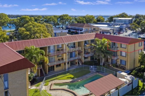 Bribie Beach King Bed Unit Overlooking Pool - Sydneys Hotel 1