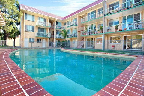 Bribie Beach King Bed Unit Overlooking Pool - Sydneys Hotel 0