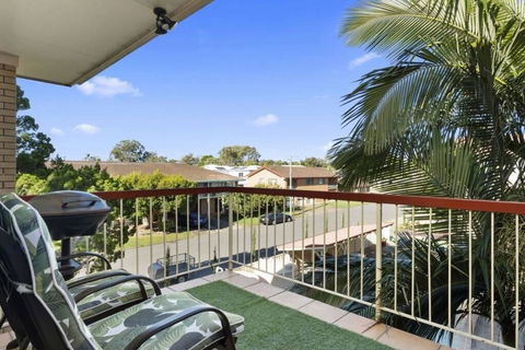 Bribie Beach King Bed Unit Overlooking Pool - Sydneys Hotel 2
